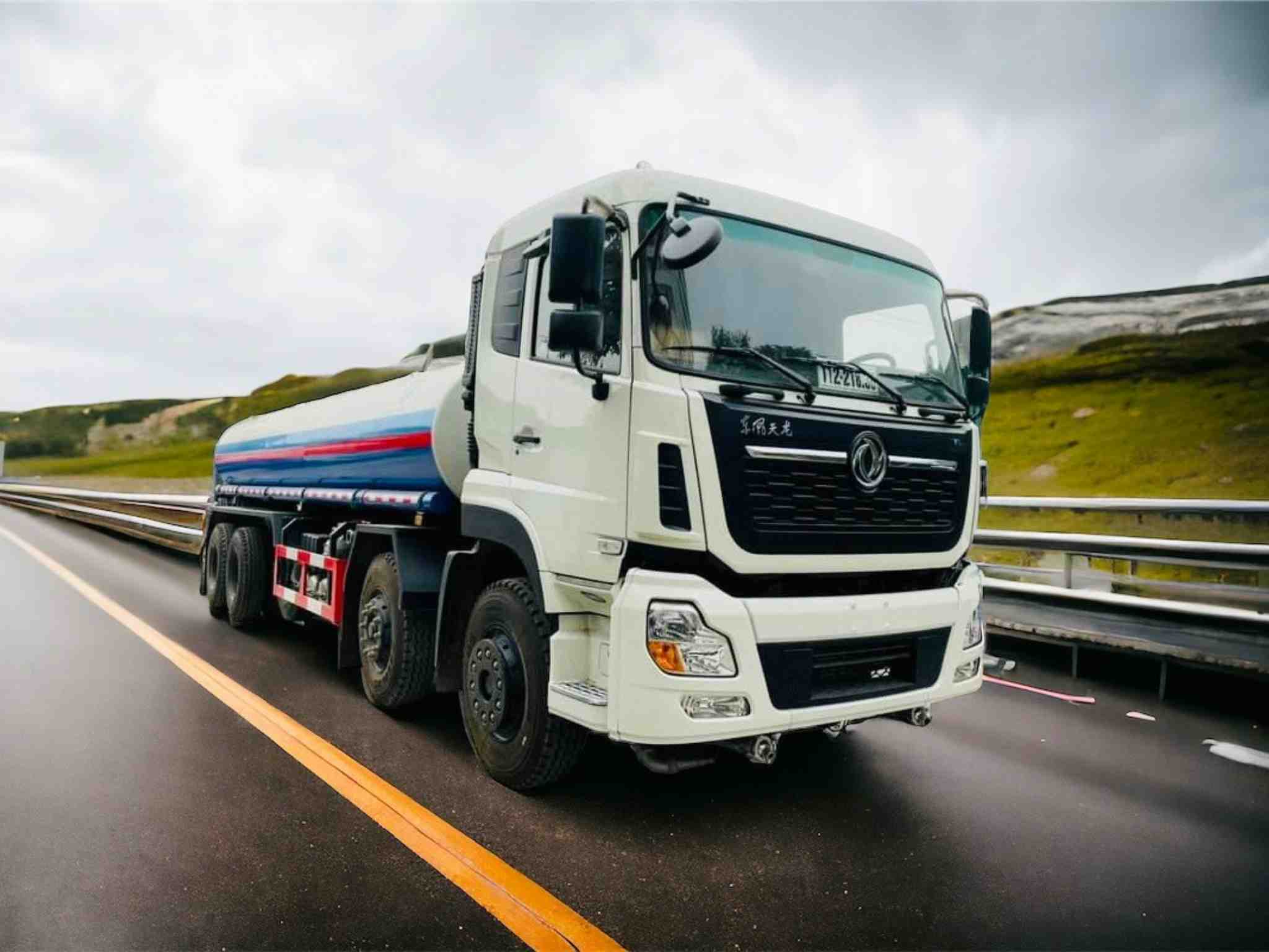 Xe Dongfeng 5 Chân Phun Nước Rửa Đường 20m3